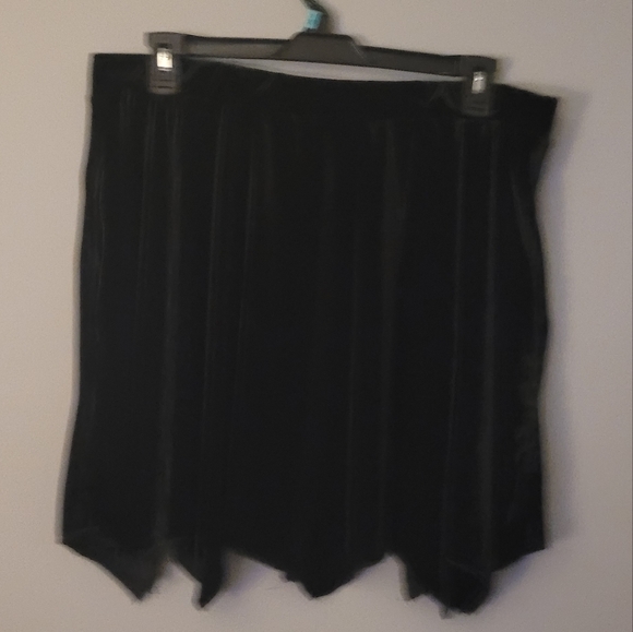 HOT TOPIC Batwing Hem Black Velvet Skirt - Picture 5 of 11